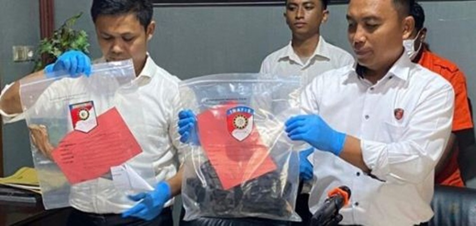 Kasat Reskrim Polres Boalemo, Iptu Nurwahid Kiay Demak, menjelaska tersangka IPT   warga Desa Kramat, diduga dengan sengaja menghabisi nyawa Kadir Palaa.(F:Hms-Pol)