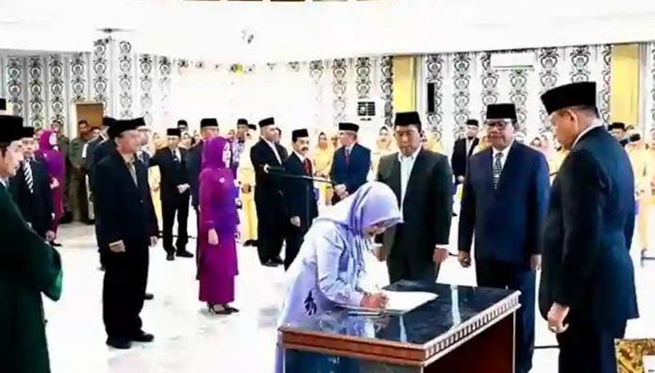 Gubernur Gorontalo Gusnar Ismail saat  pelantikan Pejabat   Pimpinan Tinggi Pratama di Kantor Gubernuran, (Foto &ndash; Haris )