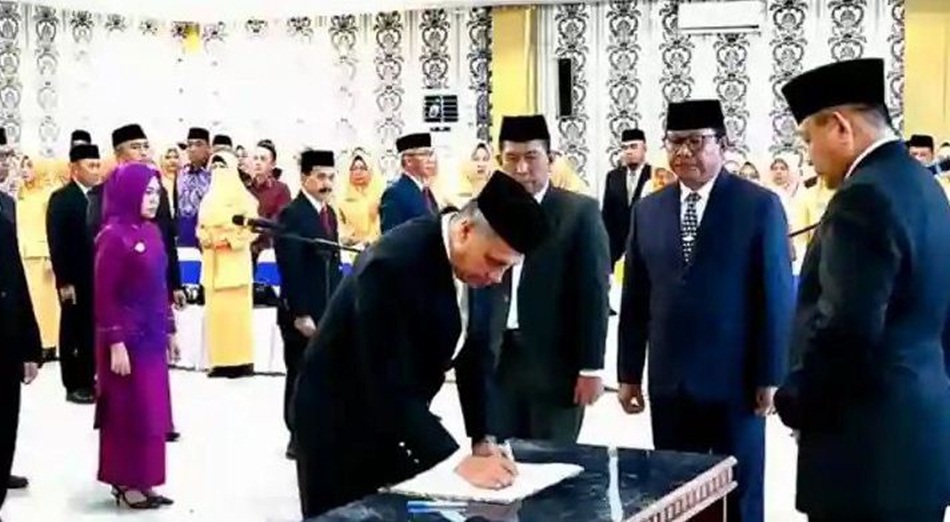 Gubernur Gorontalo Gusnar Ismail saat menyaksikan penadatanganan berita acara   pelantikan, di Ruang Dulohupa, Gubernuran, Senin (12/1/2026). (Foto : Haris)