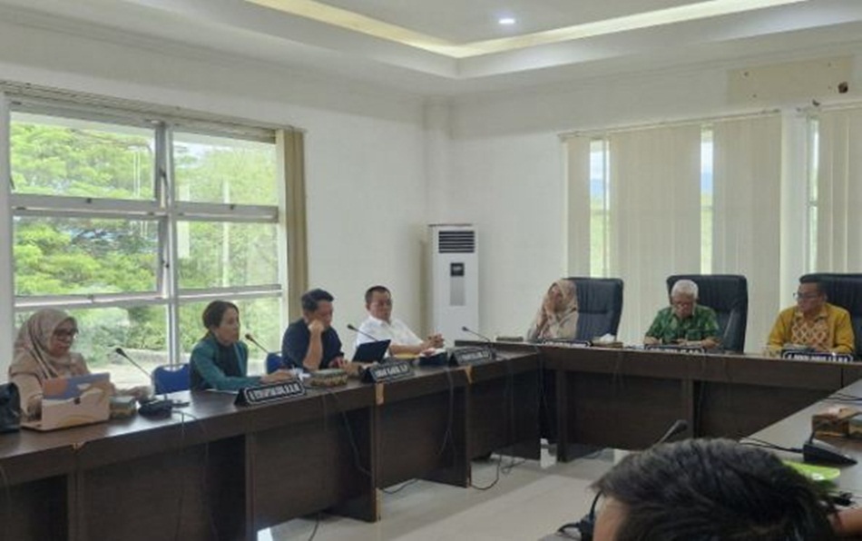Rapat Komisi I DPRD Provinsi Gorontalo membahas anggaran KIP dan tenaga outsourcing.(F:Humas-)