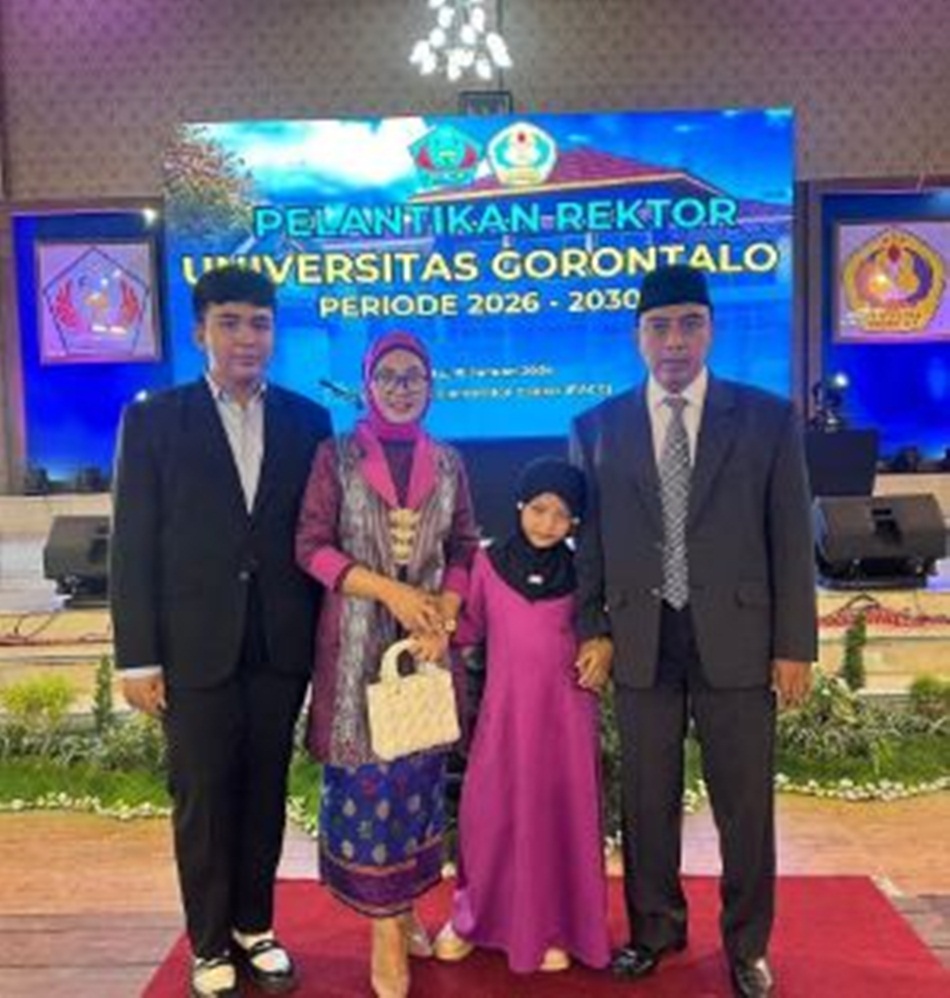Rektor Universitas Gorontalo (Unigo), Robby Hunawa bersaama keluarga.(F:Ist)