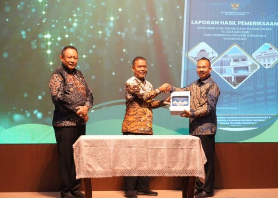 Ketua DPRD Provinsi Gorontalo, Thomas Idrus Mopili saat menerima cendramata dari Kepala BPK perwakilan disaksikan Gubernur Gusnar Ismail.(FHms-Engki)