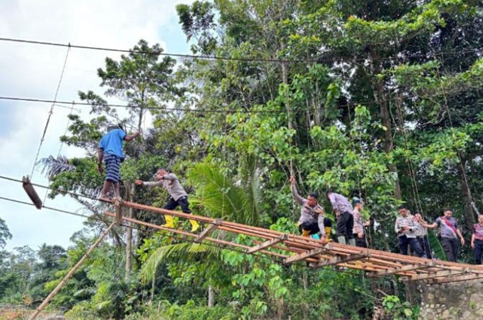 Dengan perbaikan darurat tersebut, warga Dusun Mohulo mulai dapat beraktivitas kembali di bawah pengawasan Brimob. (F:Hms-Pol)
