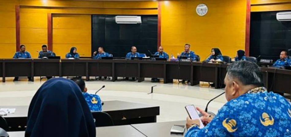 Sekretaris DPRD Provinsi Gorontalo, Rifli Katili, mengawali masa tugasnya dengan menggelar rapat kerja perdana bersama seluruh jajaran Sekretariat DPRD. (F:Hms-Engki)