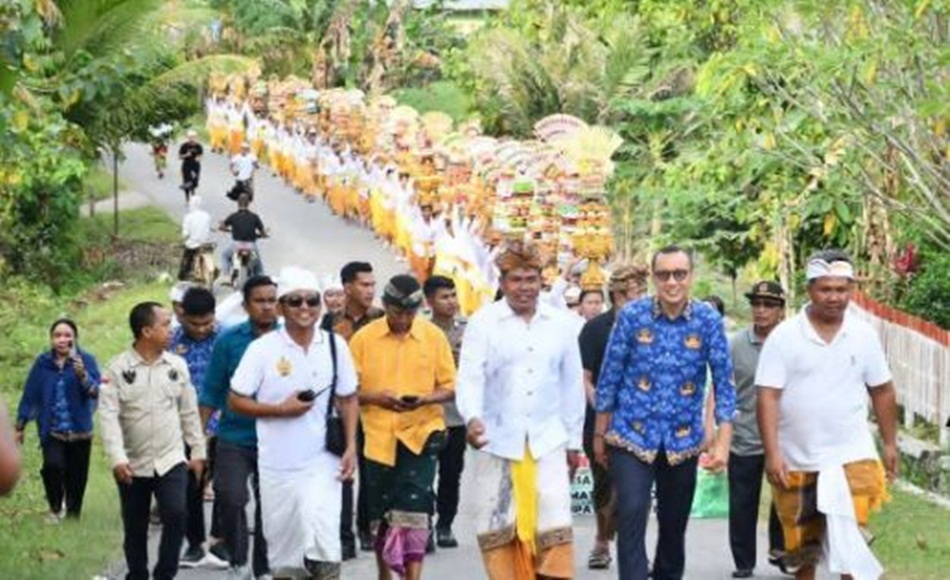 Wakil Bupati Boalemo, Lahmuddin Hambali, menghadiri perayaan Hari Ulang Tahun ke- 39 Pura Dalem yang berlangsung di Desa Tri Rukun, Kecamatan Wonosari. (F:Kmfo)