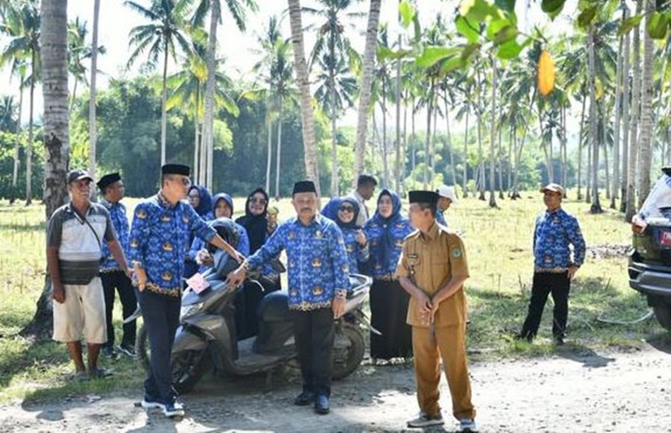 Wakil Bupati turut didampingi sejumlah pimpinan OPD terkait memastikan kesiapan lahan sebelum  pembangunan dimulai.(F:Kmfo)