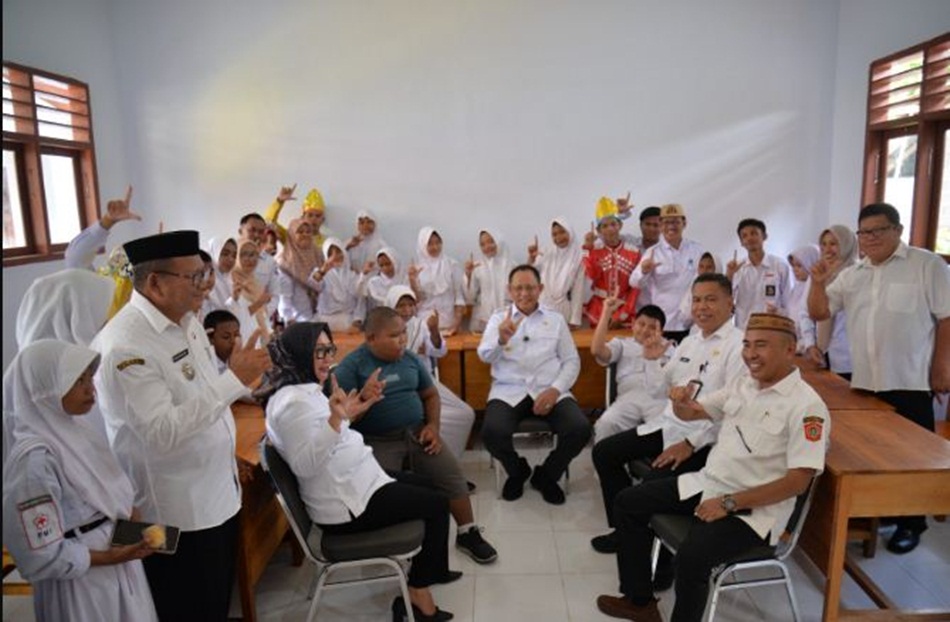 Foto bersama di Ruang Kelas Baru SLB Gorontalo Utara. (Foto : Mila)