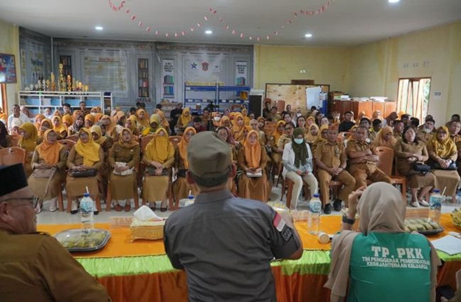 Bupati Gorontalo Utara melakukan kunjungan kerja sekaligus pembinaan kepada seluruh  aparatur pemerintahan di Kecamatan Gentuma Raya.(F:Kmfo)