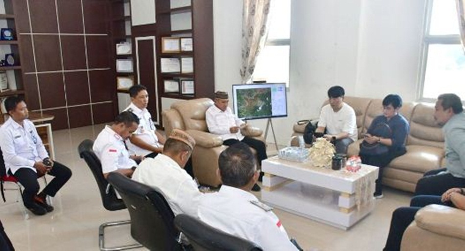 Dalam pertemuan yang berlangsung di ruang kerja Bupati Pohuwato, Investor Korea Selatan, Choi Byeong Moon, hadir bersama timnya.(F:Forkopim)
