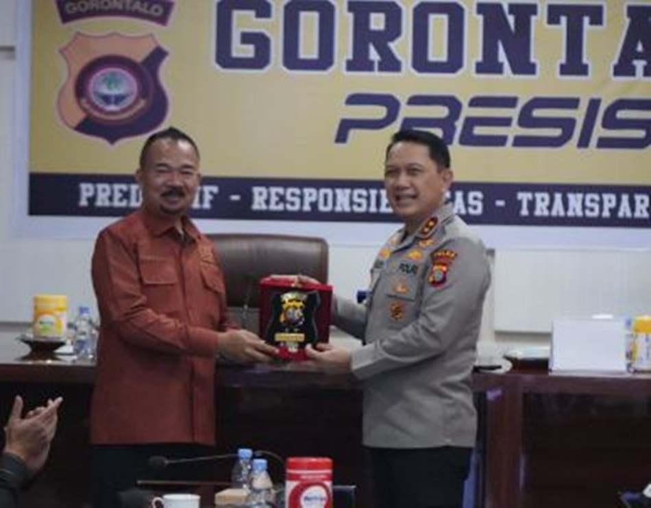 Ketua DPRD Provinsi Gorontalo Idrus Mohamad Thomas Mopili menerima cenderamata dari Kapolda Gorontalo.(F:Hms-Pol)