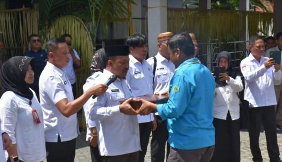 Sekda Boalemo Sherman Moridu saat menerima duplikat bendera pusaka (F:Kmfo)