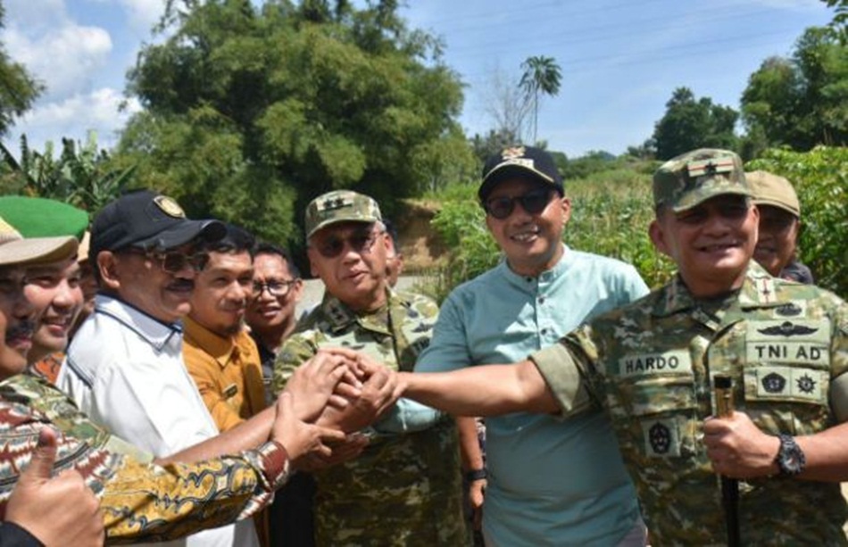 Bupati Boalemo Drs. Rum Pagau bersama Wakil Bupati Lahmudin Hambali menerima kunjungan kerja Pangdam XIII/Merdeka Mayjen TNI Mirza Agus Seraya.(F:Forkopim)