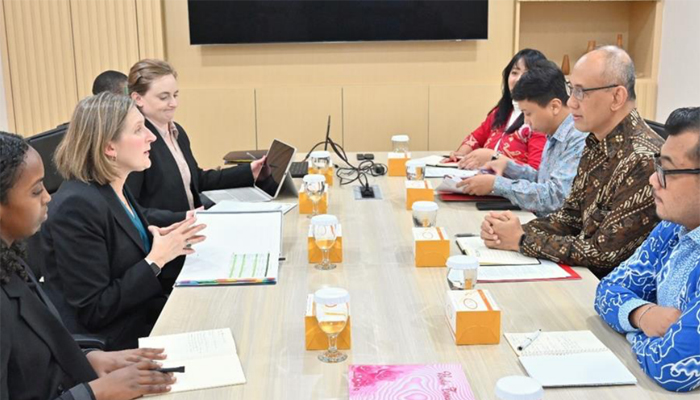 Plt Direktur Poynter berdiskusi dengan Iwan Freddy Hari Susanto, Direktur Amerika I, Direktorat Jenderal Amerika dan Eropa, Kementerian Luar Negeri Indonesia di kantor Kemlu RI pada 23 Januari.