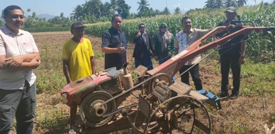 Wakil Ketua DPRD Provinsi Gorontalo, Ridwan Monoarfa, menilai pengelolaan alsintan  oleh Kelompok Tani Palapa 1 patut dijadikan contoh. .(F:Hms-Noura)