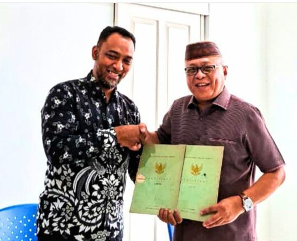 Penyerahan sertifikat HGU diterima langsung oleh Bupati Gorontalo, Sofyan Puhi, dalam   sebuah prosesi yang berlangsung di Galeri Kabupaten Gorontalo.(FKmfo)