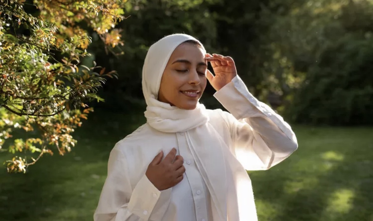 Ilustrasi perempuan sedang menjalankan ibadah puasa (Freepik)