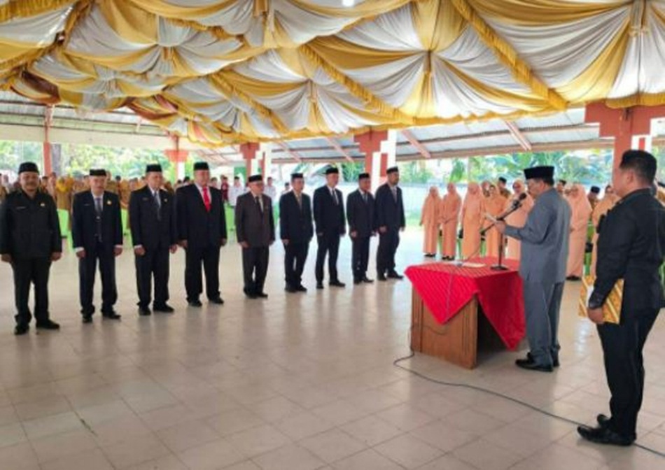 Bupati Boalemo Rum Pagau melantik 9 pejabat dilingkungan Pemkab Boalemo.(F:Prokopim)