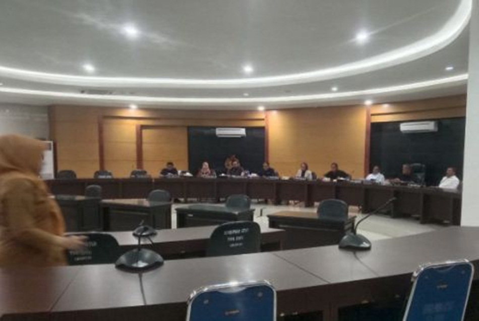 Persoalan amdal dan dampak lingkungan akibat aktivitas pertambangan menjadi perhatian utama dalam Rapat Dengar Pendapat (RDP) Komisi II DPRD Provinsi Gorontalo.(F:GPD)