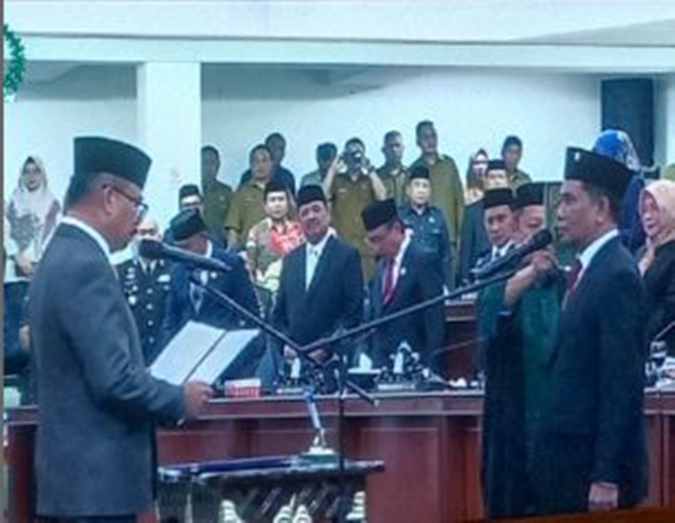 Prosesi pengucapan sumpah/janji berlangsung khidmat sebagai tanda resmi bergabungnya   Dedy Hamzah dalam jajaran legislatif dari Fraksi PDI Perjuangan.(F:gpd)