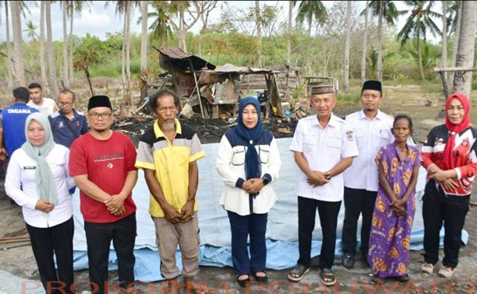 pasangan suami istri asal Dusun Mekar Indah, Desa Palopo,  Kecamatan Marisa. yang rumahnya terbakar dikunjungi Bupati Pohuwato saipul Mbuinga.(F:Forkopim)