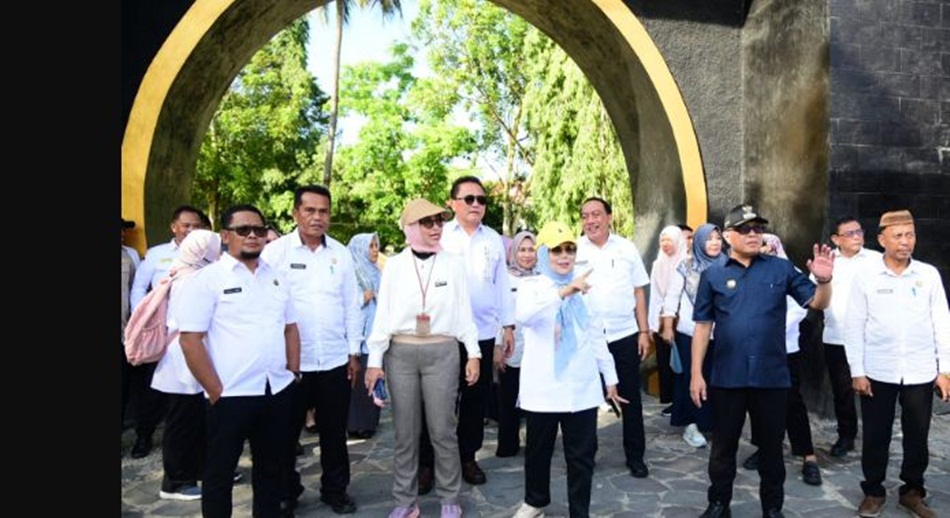 Bupati Gorontalo Sofyan Puhi bersama Wakil Gubernur   Gorontalo Idah Syahidah Rusli Habibie saat mendampingi Kepala BPPSDMP   Kementerian Pertanian RI serta Kepala Pusat Penyuluhan Pertanian R(F:Kmfo)