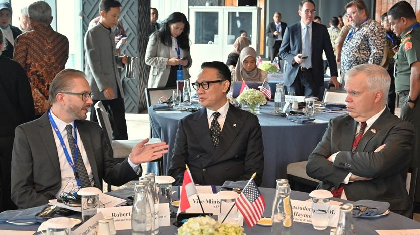 Wakil Asmenlu AS Bidang Bantuan Keamanan Kawasan, dan Diplomasi Publik di Biro Asia Timur dan Pasifik Robert Koepcke berdiskusi dengan Wamenlu Arif Havas Oegroseno dan KUAI Peter Haymond.