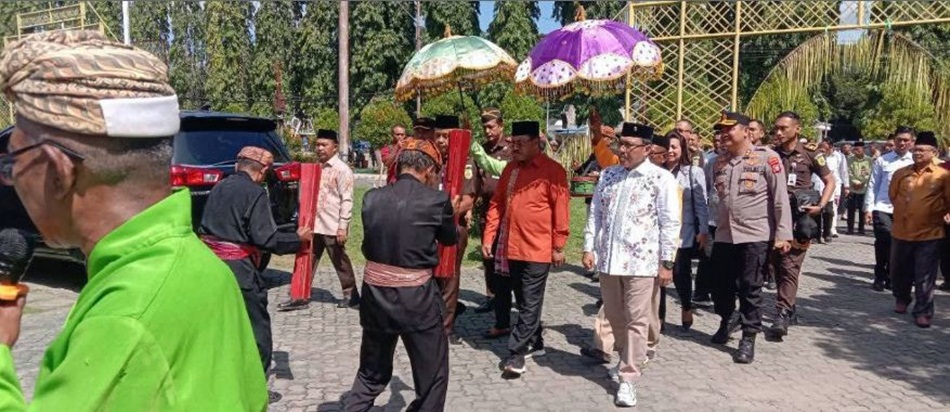 Kunjungan kerja Kepala Kejaksaan Tinggi Gorontalo,  Riyono, ke Kabupaten Boalemo disambut hangat oleh Bupati Rum Pagau bersama jajaran Forkopimda di Rumah Jabatan Bupati, Tilamuta.(F:Hen)