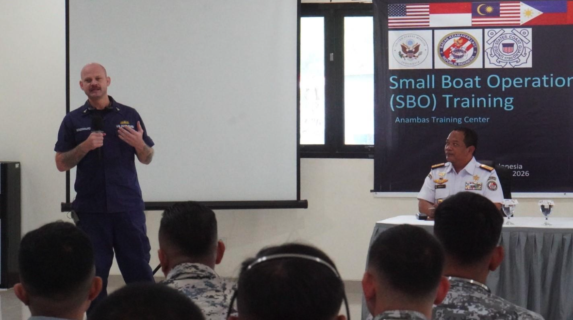 Instruktur USCG menyampaikan materi kepada peserta pelatihan.