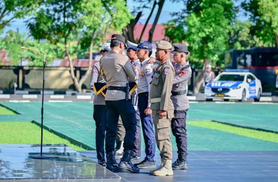 Polda Gorontalo resmi memulai pelaksanaan Operasi Keselamatan 2026 yang ditandai dengan penyematan pita keselamatan kepada perwakilan personel. .(F:Hms-Pol)