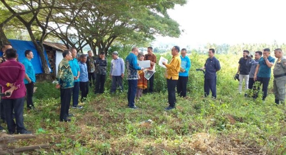 Ketua Pengadilan Tinggi Gorontalo, Dr. Yapi, turun langsung meninjau lahan yang disiapkan untuk pembangunan Gedung Pengadilan Negeri Gorontalo Utara dan gedung zittingplaats.(F:PN)
