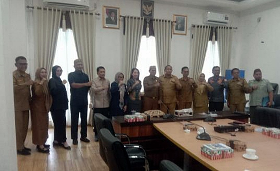 Tim reses yang dipimpin Yeyen Sidiki bersama Femy Uduki, Syamsir Djafar Kyai, Hamzah Iidrus, dan Loly Pou Junus bersama jajaran Pemkab Bone Bolango.(F:gpd)
