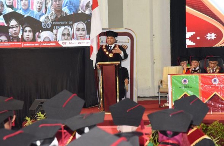 Rektor UNG   Prof. Eduart Wolok, bersama jajaran senat universitas. (F:Hms-UNG)