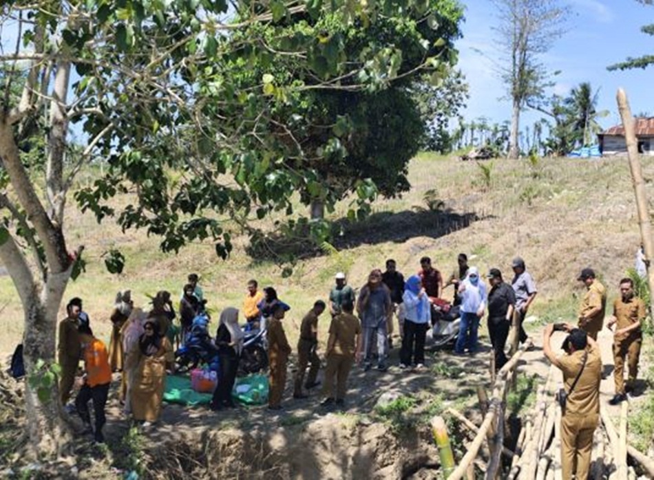 DPRD Provinsi Gorontalo Turun Langsung Serap Aspirasi Warga dilokasi jembatan Talumopatu yang rusak.(F:Hms-Eng)