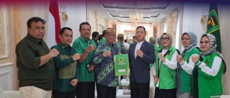 Ismet Mile bersama jajaran Pengurus DPW PPP saat menerima SK dari DPP.(F;ist)