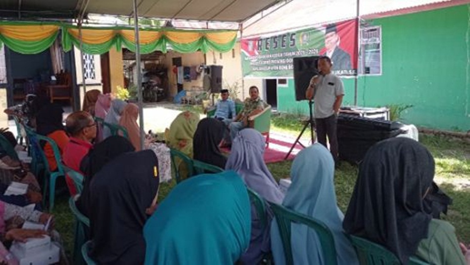 Anggota DPRD Provinsi Gorontalo, H. Faisal Hulukati, menyerap langsung aspirasi masyarakat saat menggelar reses di Desa Tanggilingo.(F:Hms-Engki)