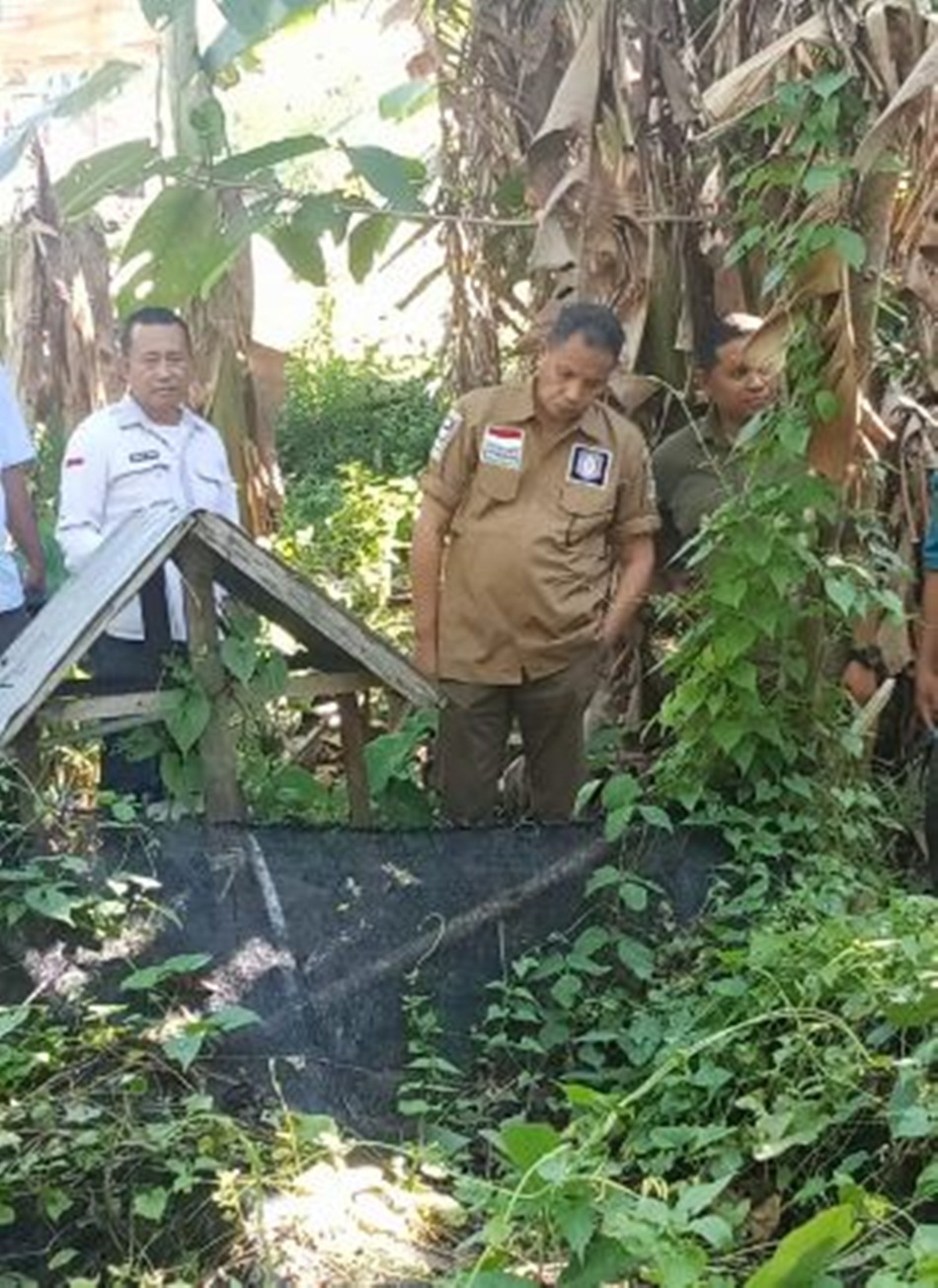 Wakil Ketua DPRD Provinsi Gorontalo Ridwan Manoarfa saat meninjau lokasi air bersih di Desa Sogu (Gorut.(F:Hms-Ferdi)
