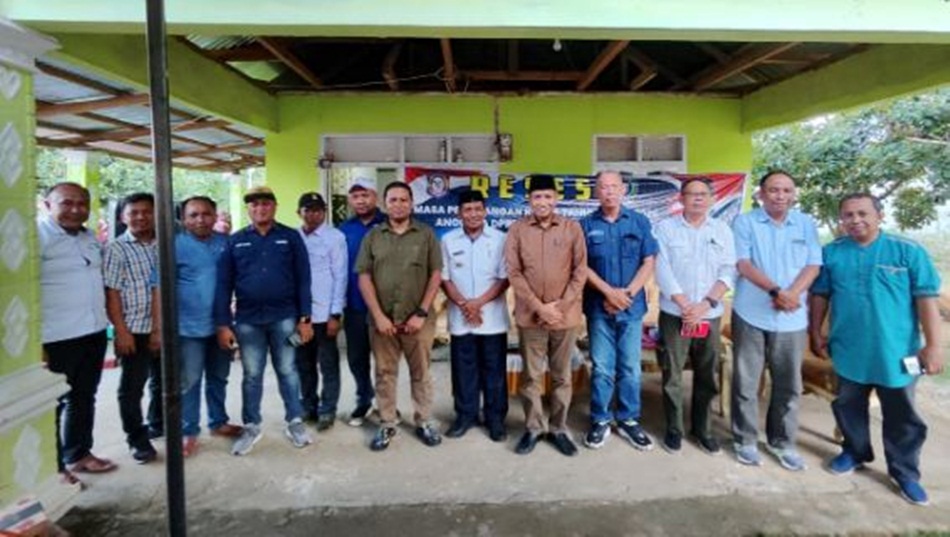 Wakil Ketua DPRD Provinsi Gorontalo Ridwan Manoarfa saat reses di Desa Monas Kecamatan Monano Gorut.(F:Hms-Ferdy)