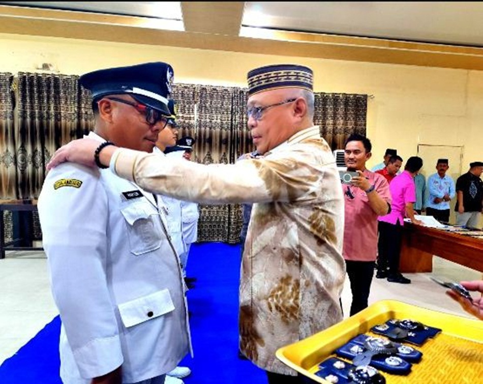 Bupati Gorontalo H. Sofyan Puhi secara resmi melantik  Penjabat Kepala Desa di lingkungan Pemerintah Kabupaten Gorontalo.(F:Kmfo)