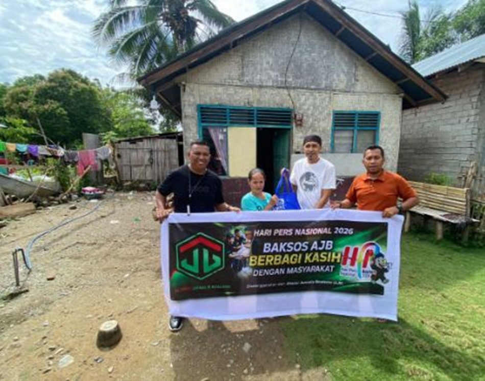 Aliansi Jurnalis Boalemo (AJB) membagikan paket sembako kepada warga prasejahtera sebagai bentuk kepedulian sosial insan pers..(FDok AJB)