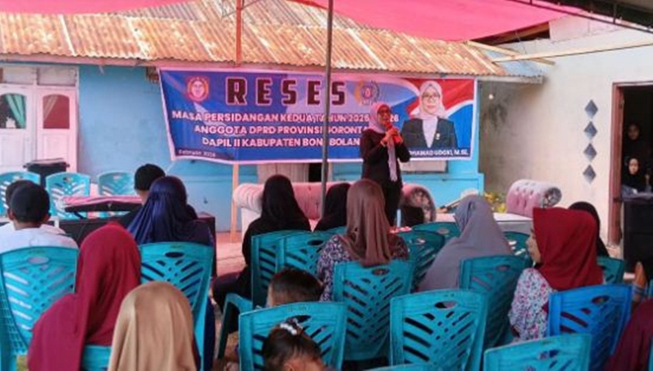 Kristina Mohamad Udoki yang akrab disapa Femmy, menyerap langsung aspirasi warga Desa Huangobotu.(F:Hms)