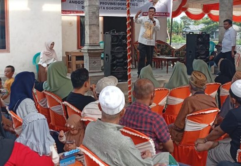 Wakil Ketua DPRD Provinsi Gorontalo Sulyanto pateda reses di Kelurahan Buladu, Kecamatan Kota Barat.(FHms)