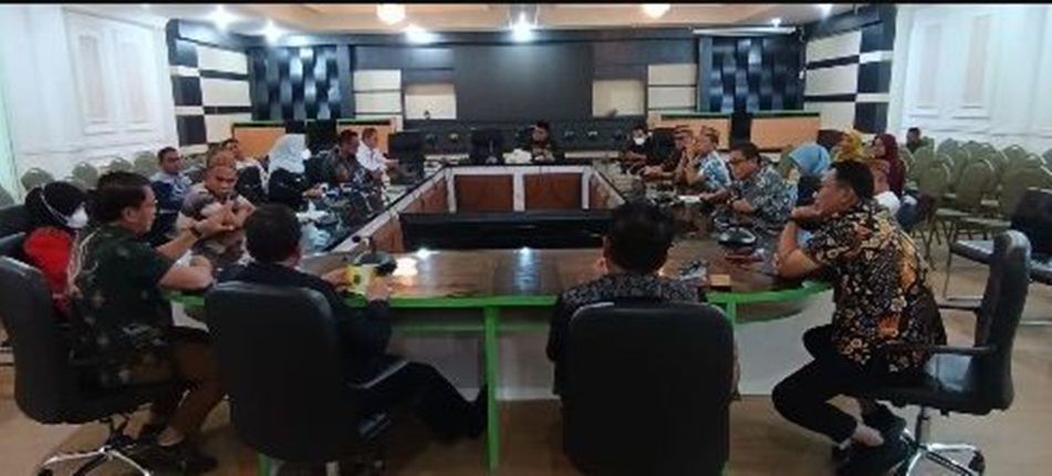 Sekretaris Daerah Kabupaten Gorontalo, Sugondo Makmur, memimpin rapat koordinasi di Ruang Dulohupa, Kantor Bupati Gorontalo.(F:Kmfo)