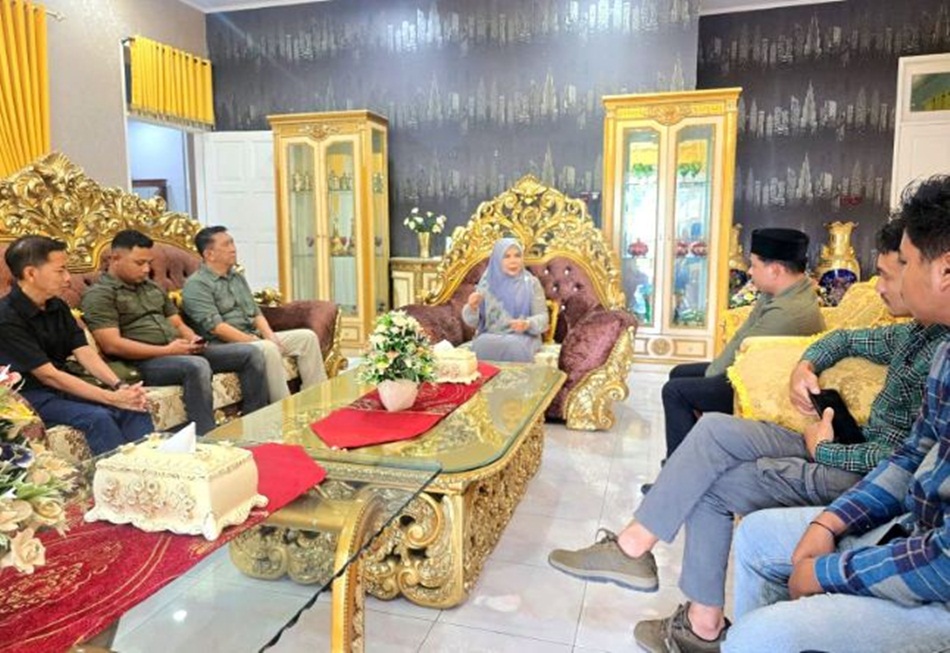 Wagub Idah Syahidah Rusli Habibie saat audiensi dengan mahasiswa   yang tergabung dalam FGP terkait pelaksanaan MBG khususnya pembagian makanan   kering selama bulan Ramadan. Foto &ndash; Echin Kmf)