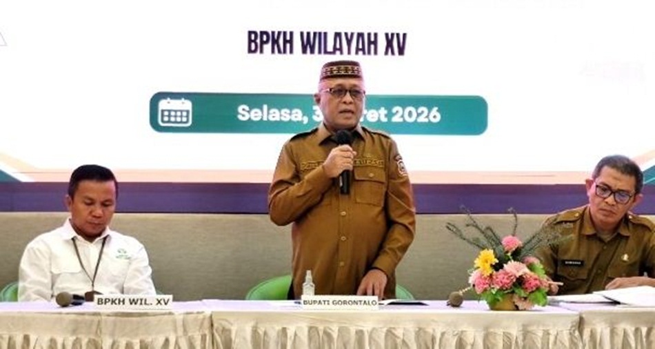 Bupati Gorontalo Sofyan Puhi saat membuka kegiatan sosialisasi inventarisasi dan verifikasi penyelesaian penguasaan tanah dalam rangka Penataan Kawasan Hutan.(F:Kmfo)