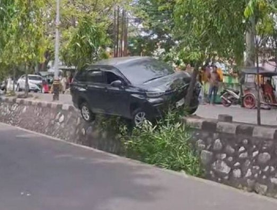 Mobil yang mengalami kecelakaan di JDS Kota Gorontalo.(F:FB Sri Nur)