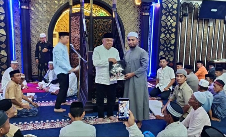 Penyerahan apresiasi dilakukan oleh Wakil Bupati Tonny S. Junus di Masjid Agung Baiturrahman. (F:Kmfo)