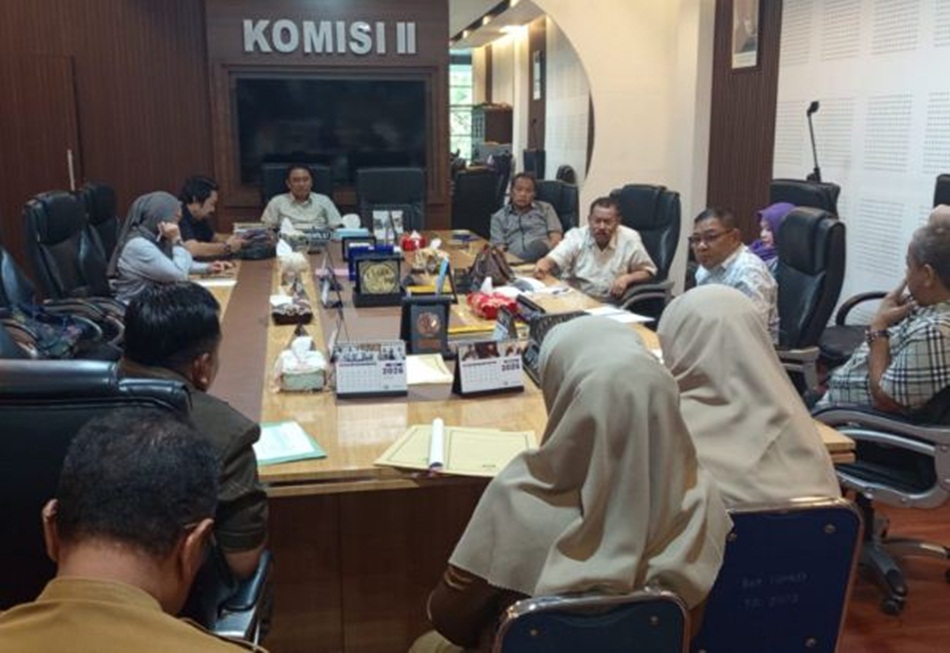 Komisi II DPRD Provinsi Gorontalo rapat kerja bersama Dinas Koperasi, UMKM, Perindustrian dan   Perdagangan Provinsi Gorontalo di Ruang Komisi II DPRD.(F:Hms-Setwan)