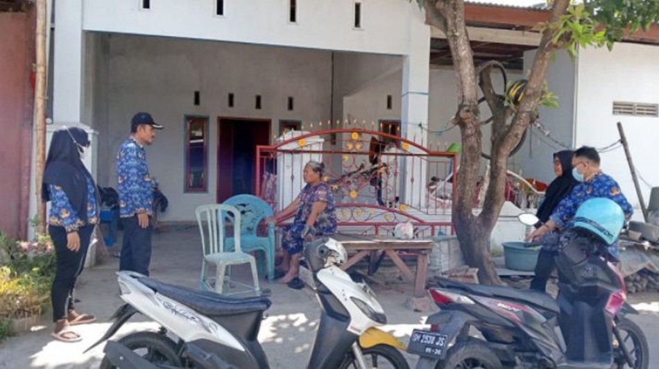 Tim Pemerintah Kota Gorontalo dan Kecamatan serta Kelurahan  Tenilo saat memamantau langsung kondisi di lapangan .(F:gpd).