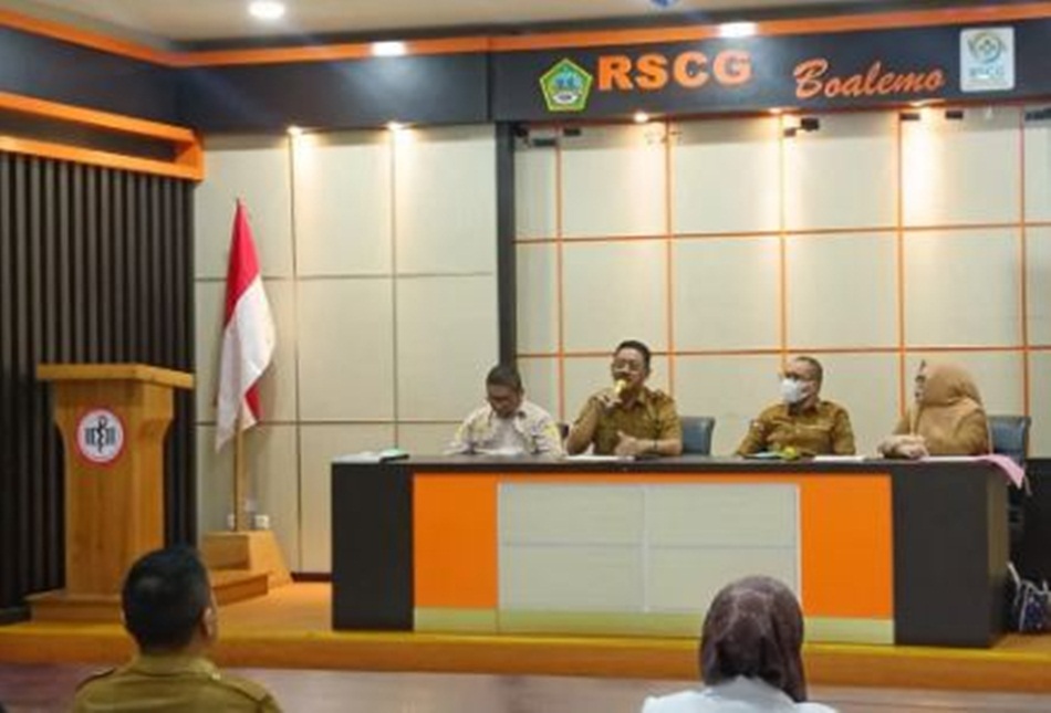 Bupati Boalemo, Rum Pagau memimpin rapat bersama manajemen RSUD dr. Clara Gobel dan Rumah Sakit Iwan Bokings Boalemo di Aula RSCG.(F:Prokopim)