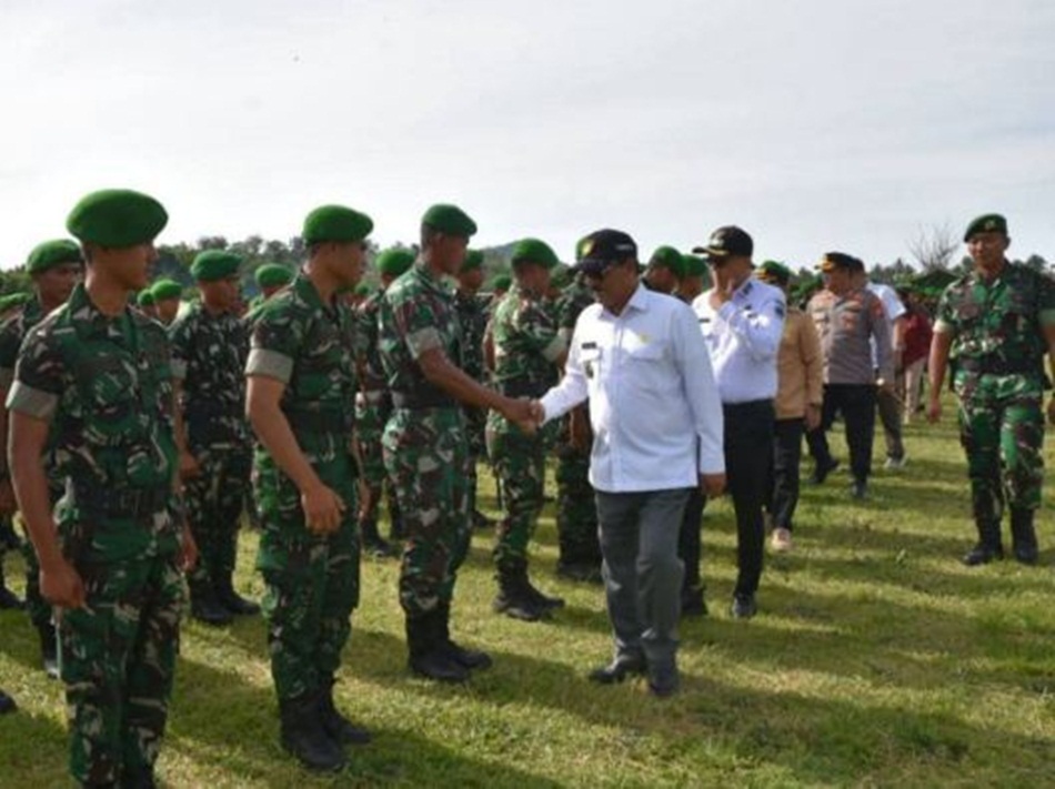Bupati Boalemo Rum Pagau saat menerima ratusan personil  TNI di  di Stadion Pemuda, Desa Piloliyanga, Kecamatan Tilamuta.(F:Fprokopim)